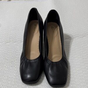 Clarks Black Leather Women's Mid-Heel Pumps